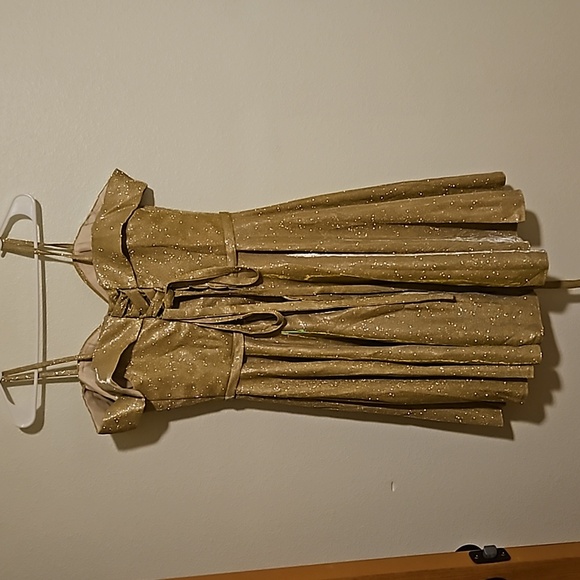 SZ.6 Stunning sparkly gold dress lined with padding and pockets - Picture 4 of 5